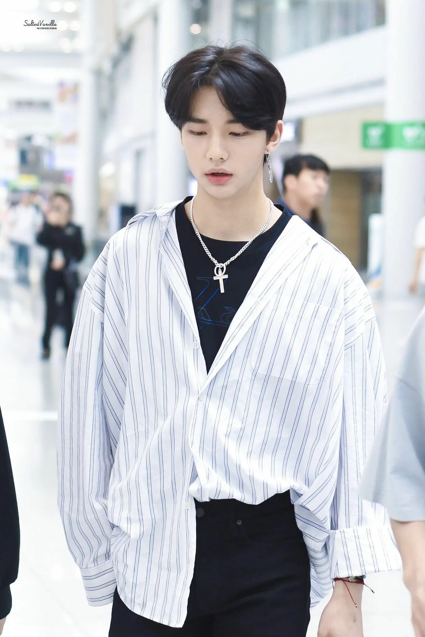 Stray одежда. Хван хёнджин. stray kids хёнджин. хван хенджин аэропорт. хван хёнджин стиль.