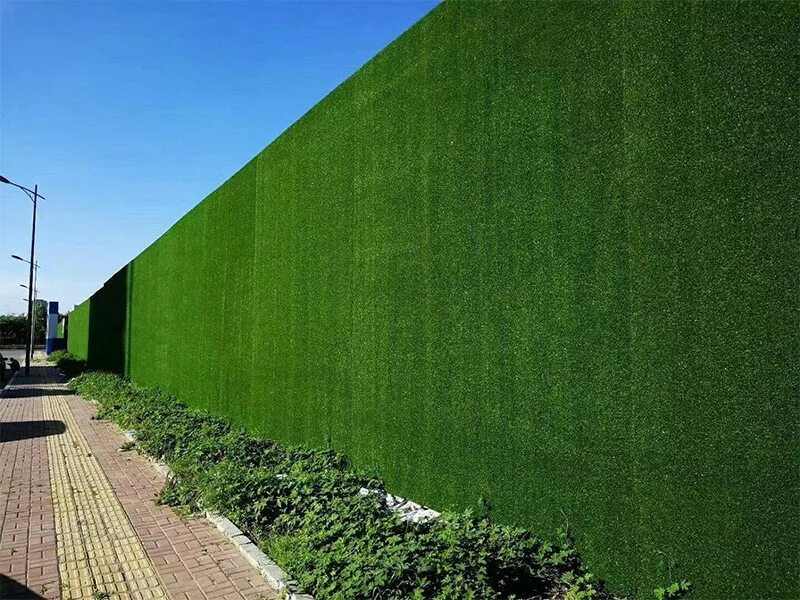 Они плотной стеной. Забор из искусственного газона. Искусственный газон на заборе. Фасад из искусственного газона. Искусственная трава на фасаде.