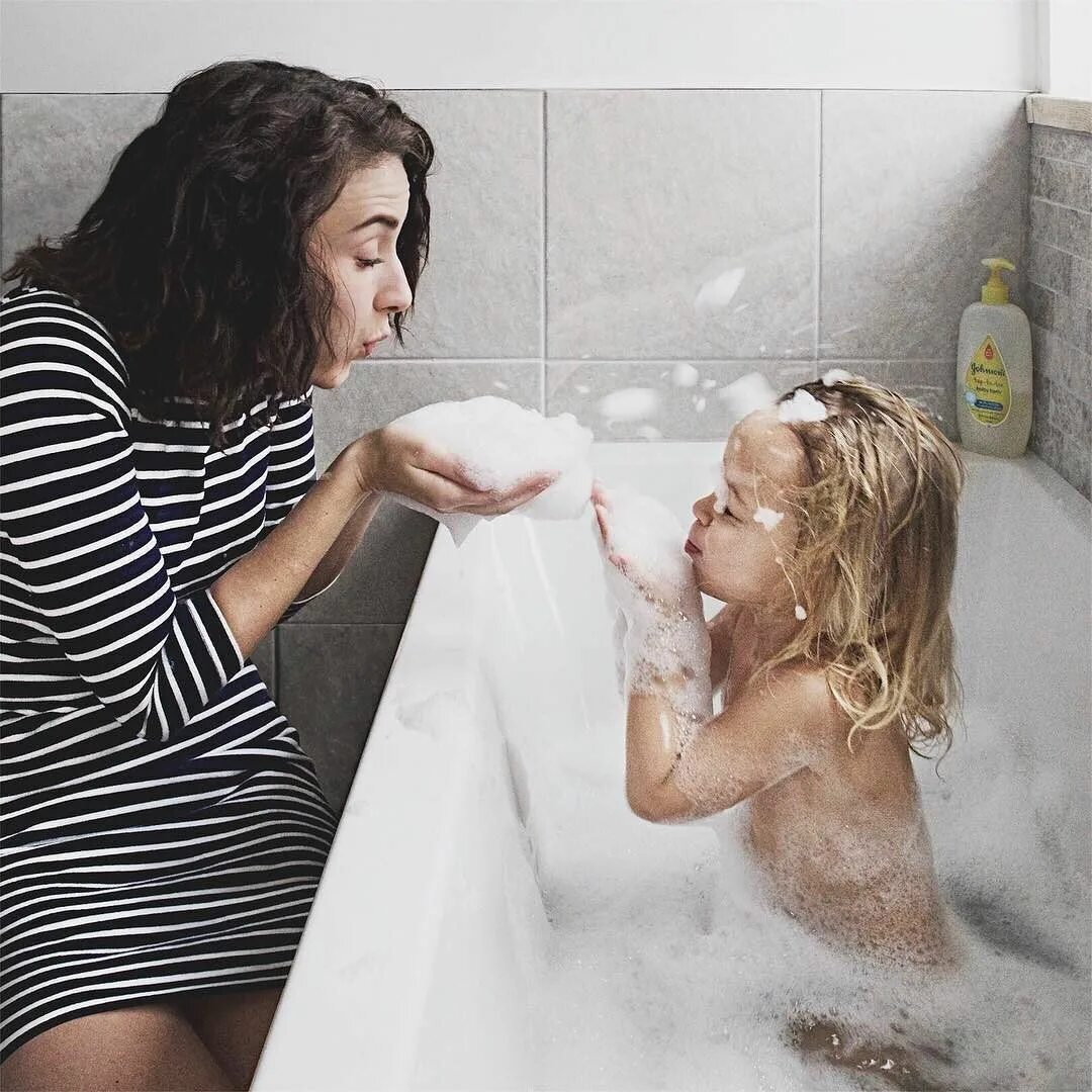 Daughter bath. Мама ванне фото. Детки моются с мамами. Душа семьи мамочка.