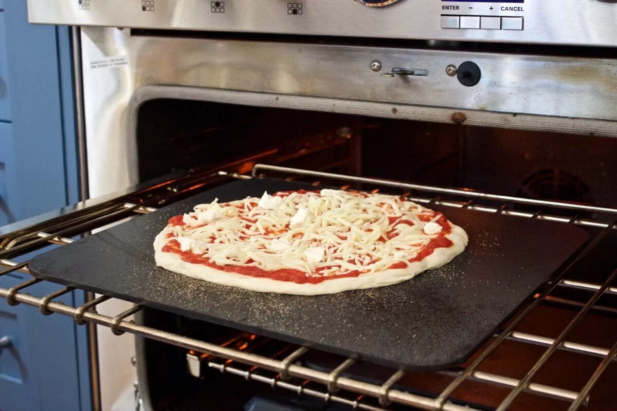 Сколько выпекается пицца. Пицца в духовке. Пицца из духовки. Духовой шкаф для выпечки пиццы. Микроволновая печь в пиццерии.