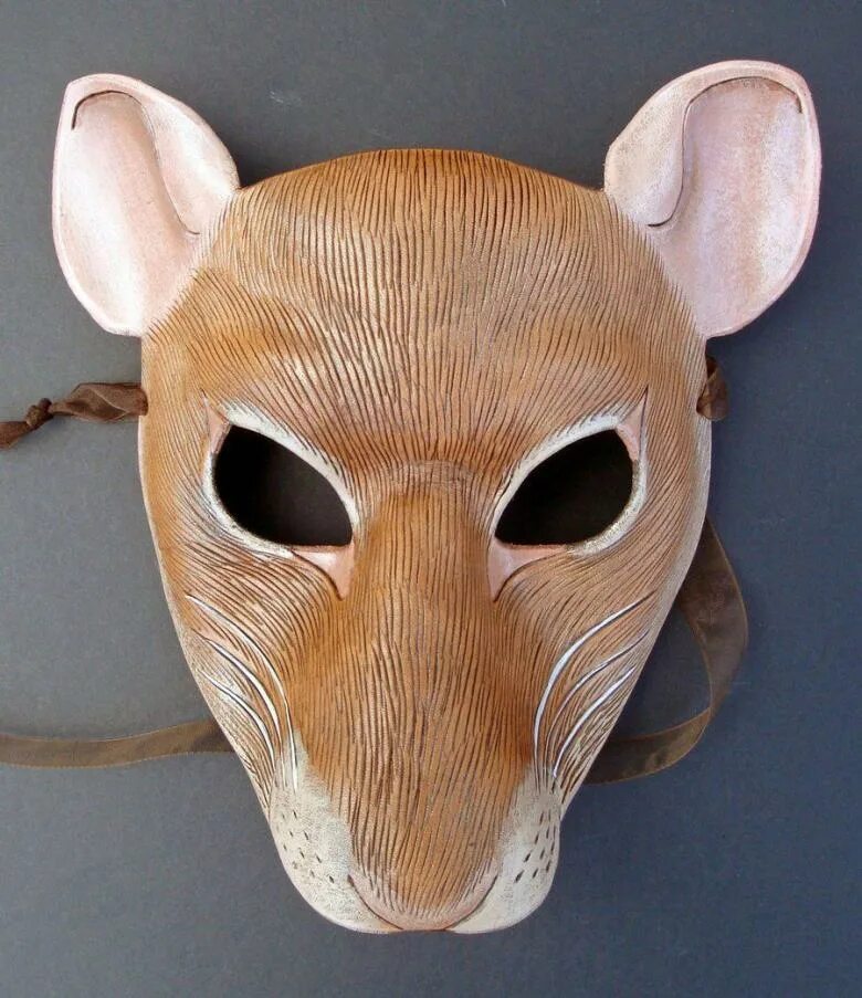 Венецианская маска пульчинелла. Полумаска череп. Сценическая маска. Черная маска с перьями. Маска подскажите.