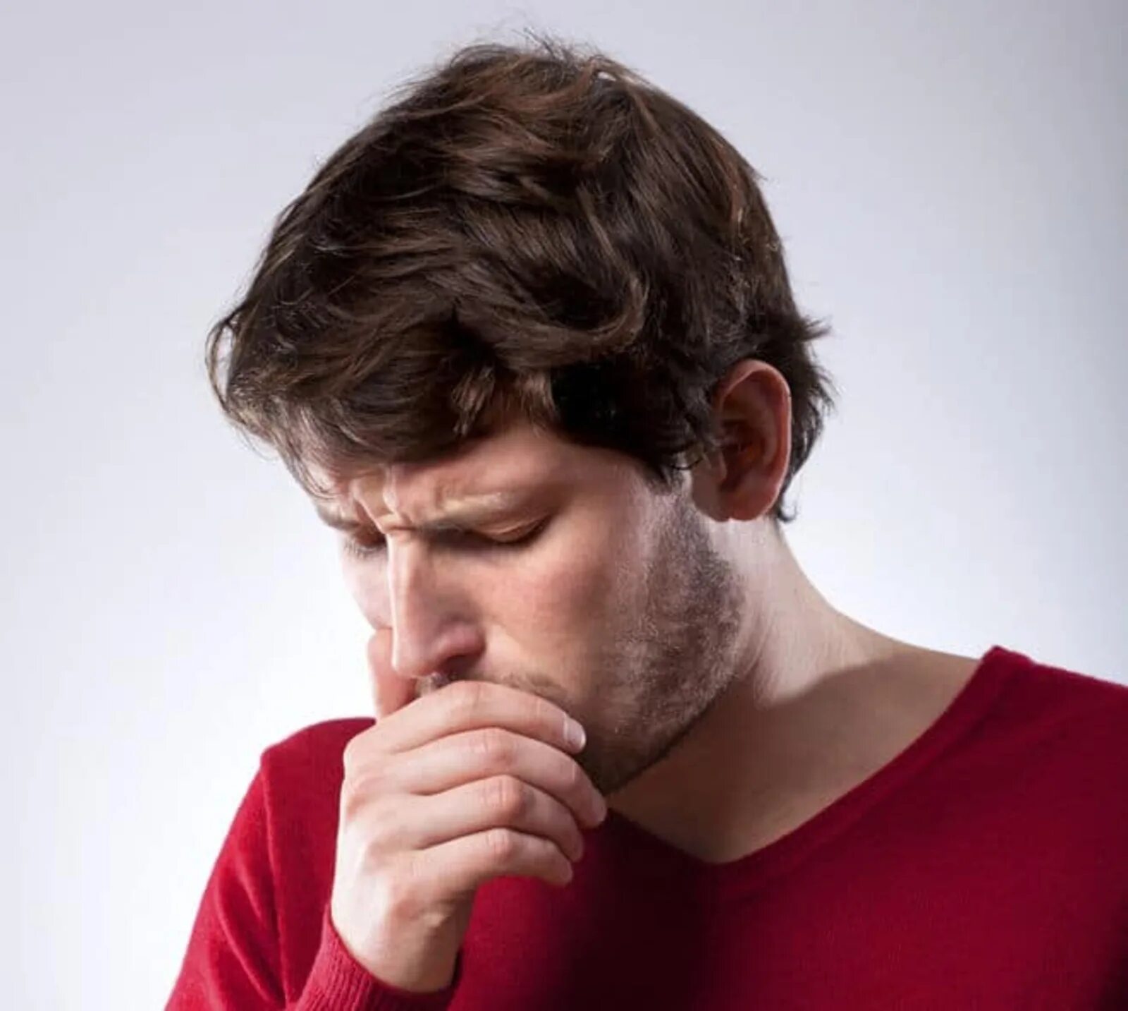Человек кашляет. Мужчина кашляет. Человек кашляет туберкулез. Фотография кашляющего человека. Сильный кашель тяжело