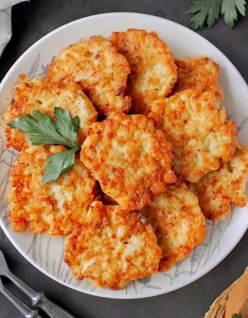 Приготовление котлет из куриного филе. Вкусные куриные котлеты. рубленые куриные котлеты. котлетки из куриного фарша. рубленные котлеты из курицы.