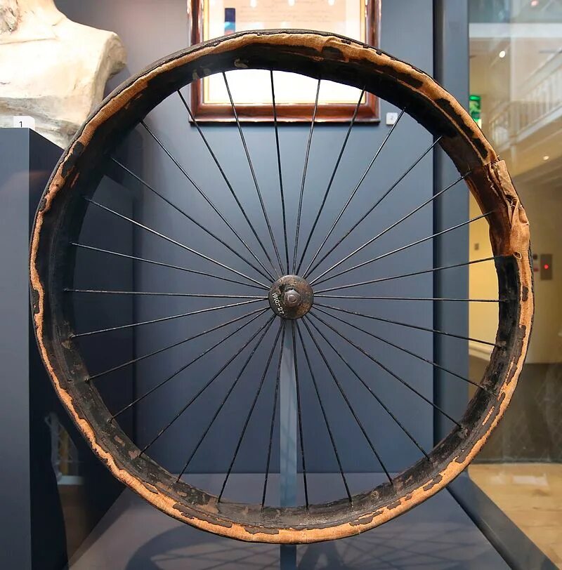 Колеса первых автомобилей. Джон Данлоп колесо. Джон Бойд Данлоп велосипед. Уильям Томсон первая пневматическая шина.