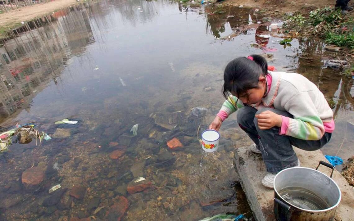 Употребление загрязненной воды. Грязная вода. Загрязненные водоемы. Грязная река. Загрязнение пресных вод.