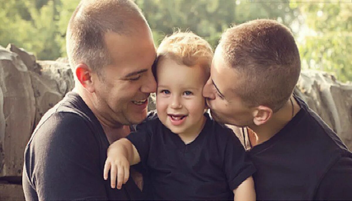 Заботливый отец. Man having babies. Нетрадиционная семья. Рождение ребенка в семье. The father.