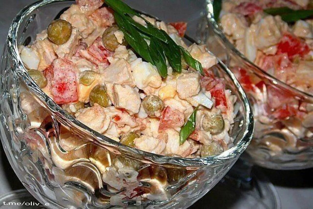 Салат куриное филе помидор. Салат с куриной грудкой, помидорами и зелёным горошком.. салат с куриной грудкой и помидорами. салат с куриной грудкой помидорами и горошком. салат горошком помидорами.