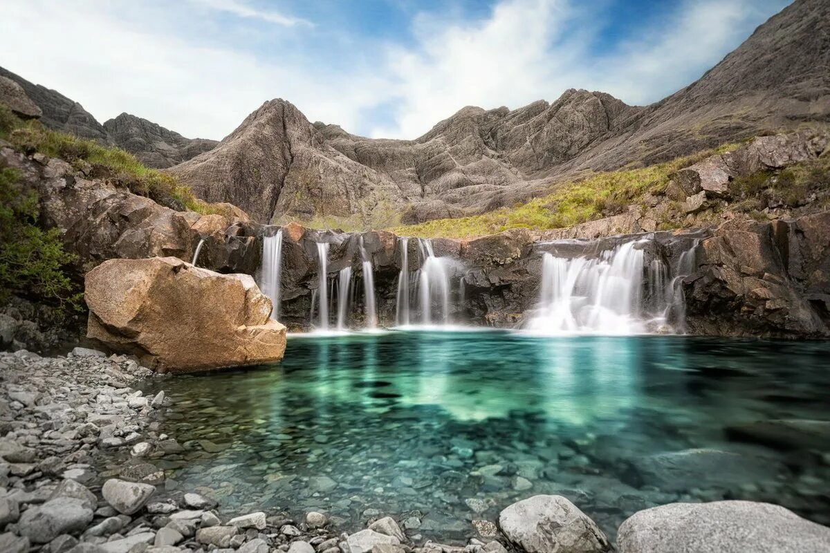 Самые красивые медленно. Сказочные бассейны на острове Скай, Шотландия. Fairy Pools Шотландия. Бассейны феи на острове Скай Шотландия. Бассейн фей на острове Скай.