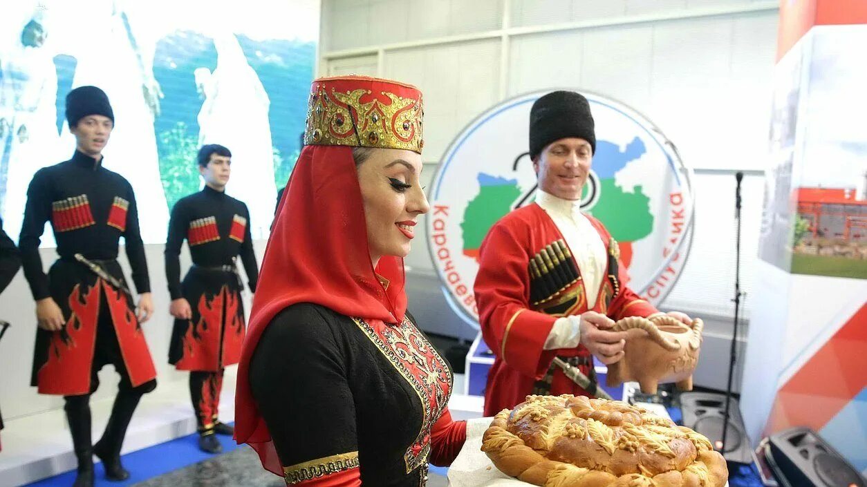 Стелла черкесск зеленый остров. Карачаево-черкесия люди. Аул хабез карачаево черкесская республика. Карачаево-черкесия народ. Северный кавказ кбр.