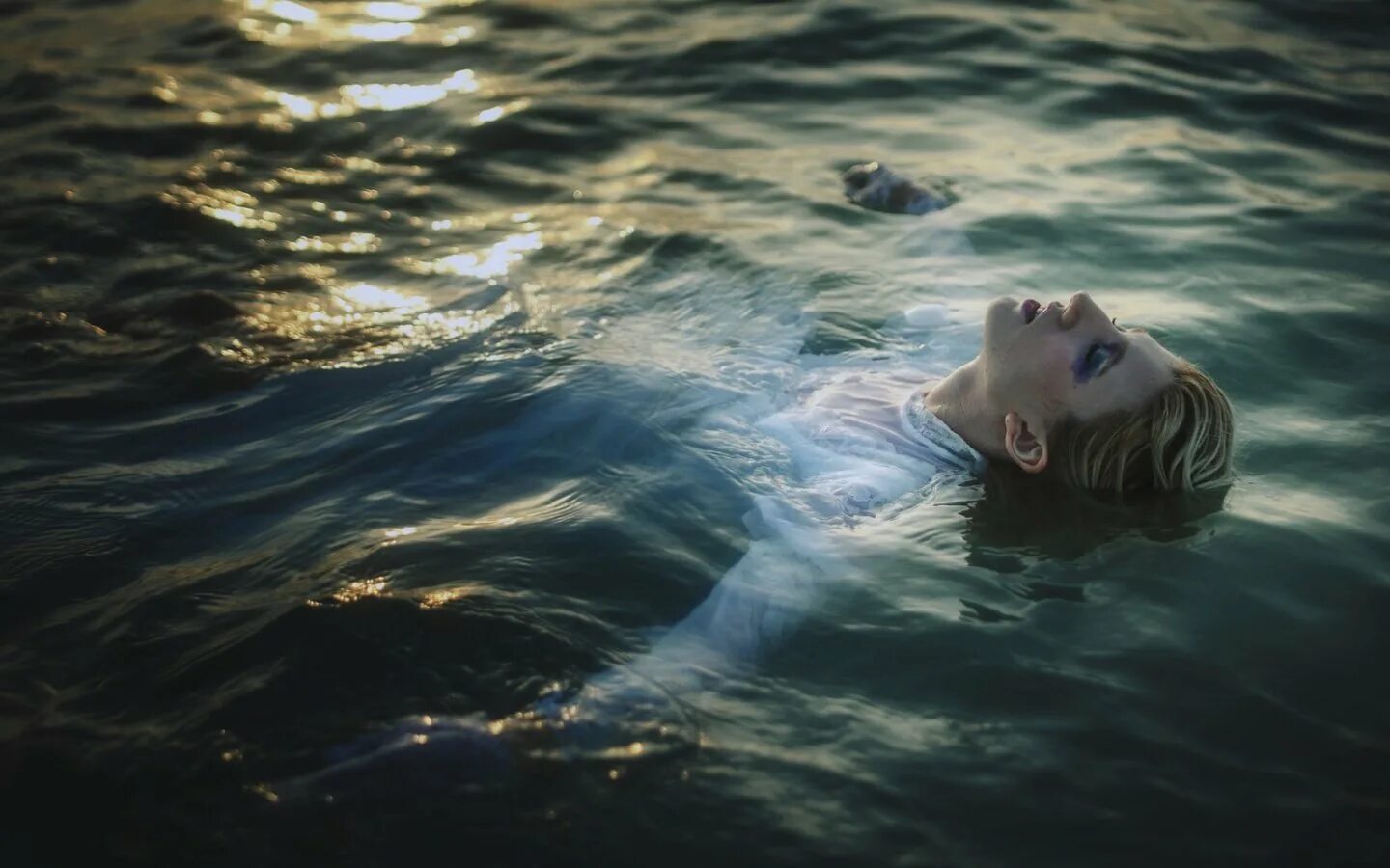 Сонник одежда в воде. Женщина вода. Вода и человек. Сонник одежда в воде. Эмили дидонато плавает в бассейне.