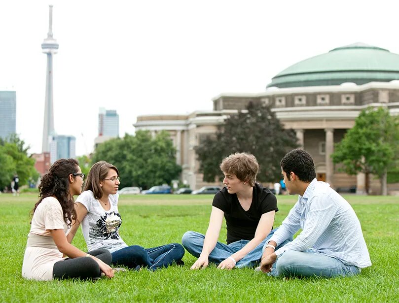 Университет Торонто студенты. Кампус за границей. Университет Торонто развлечения. Дети в университете.
