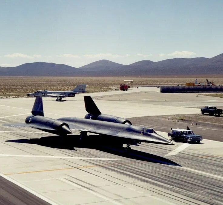 12 самолетов. А 12 самолет разведчик. "Архангел"SR-71. Разведчик Lockheed a12. Blackbird area 51 самолёт.