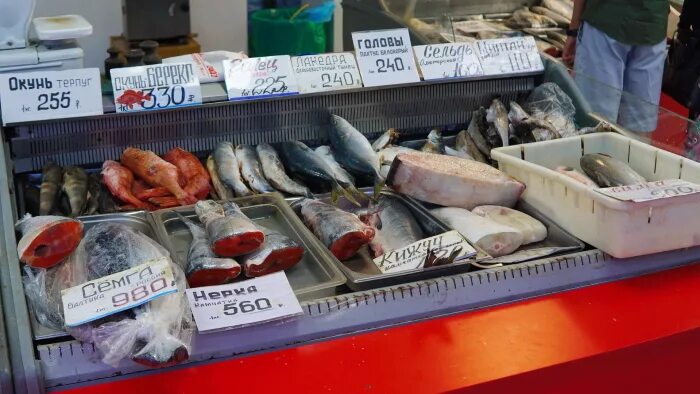 Купить рыбу во владивостоке. Владивостокский рынок морепродуктов. Владивосток рынок морепродуктов. Рыба Владивосток. Рыба на прилавке.