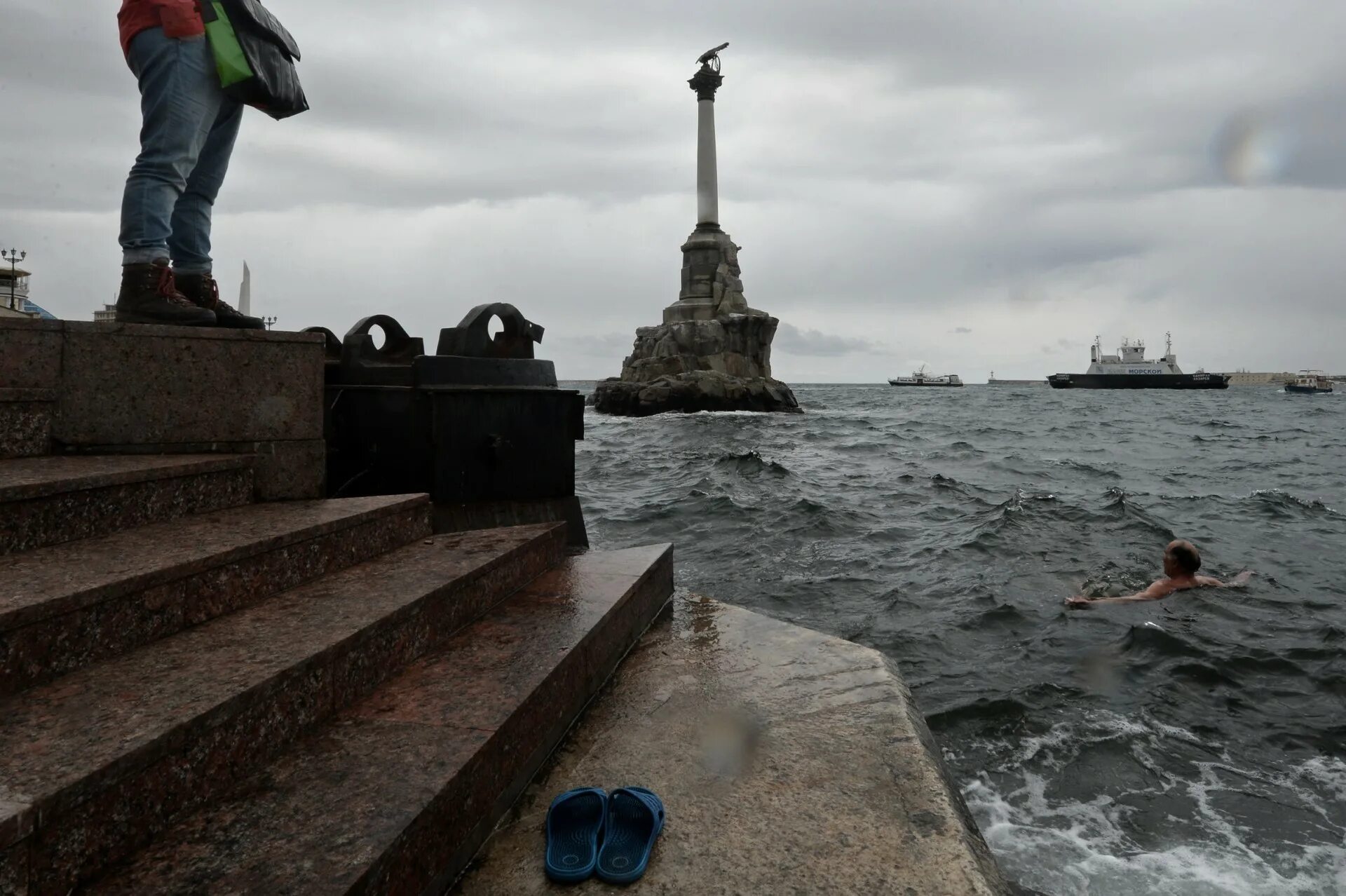 Москва севастополь без пересадок. Символ Севастополя памятник затопленным кораблям. Севас Москва. Лес Севастополь. 067 Москва-Севастополь,.