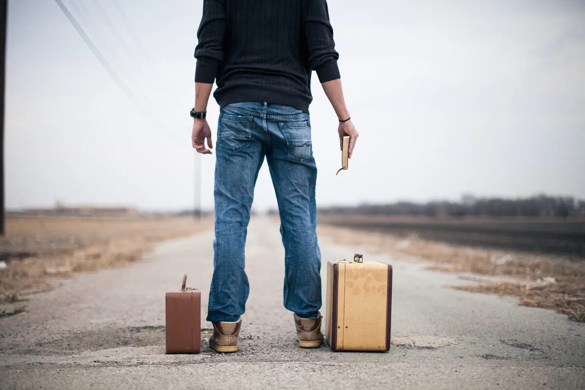 Жена ушла. Мужчина пакует чемодан. Мужчина с чемоданом. Муж ушел. Муж ушел.