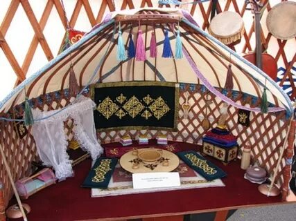 Қисық бөкселердің жалаңаш билейтін бейнелері