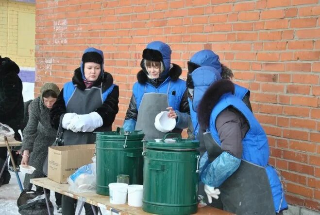 Волонтеры помогающие бездомным. Волонтеры помогают бездомным людям. Кормление бездомных. Социальные обеды для бездомных. Волонтеры кормят бездомных людей.