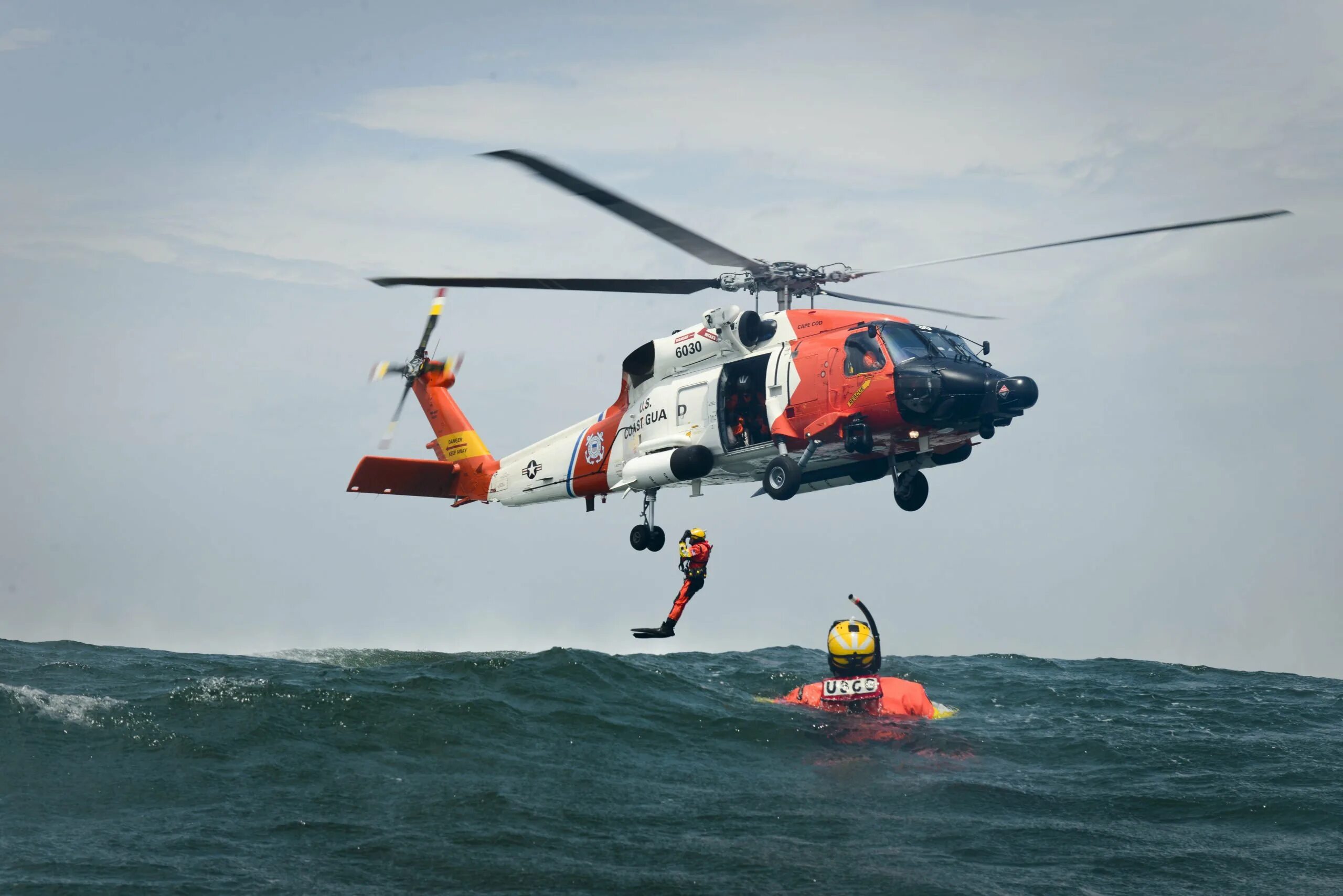 Вертолет самолет человек. Береговая охрана США Coast Guard. Спасательный вертолет береговой охраны США. Спасатели береговой охраны США. Sikorsky MH-60t Jayhawk.