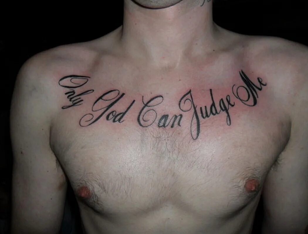 Надпись на груди мужские. Татуировки на грудь. Тату надпись на груди. Тату на груди мужские. Тату надписи на груди мужские.