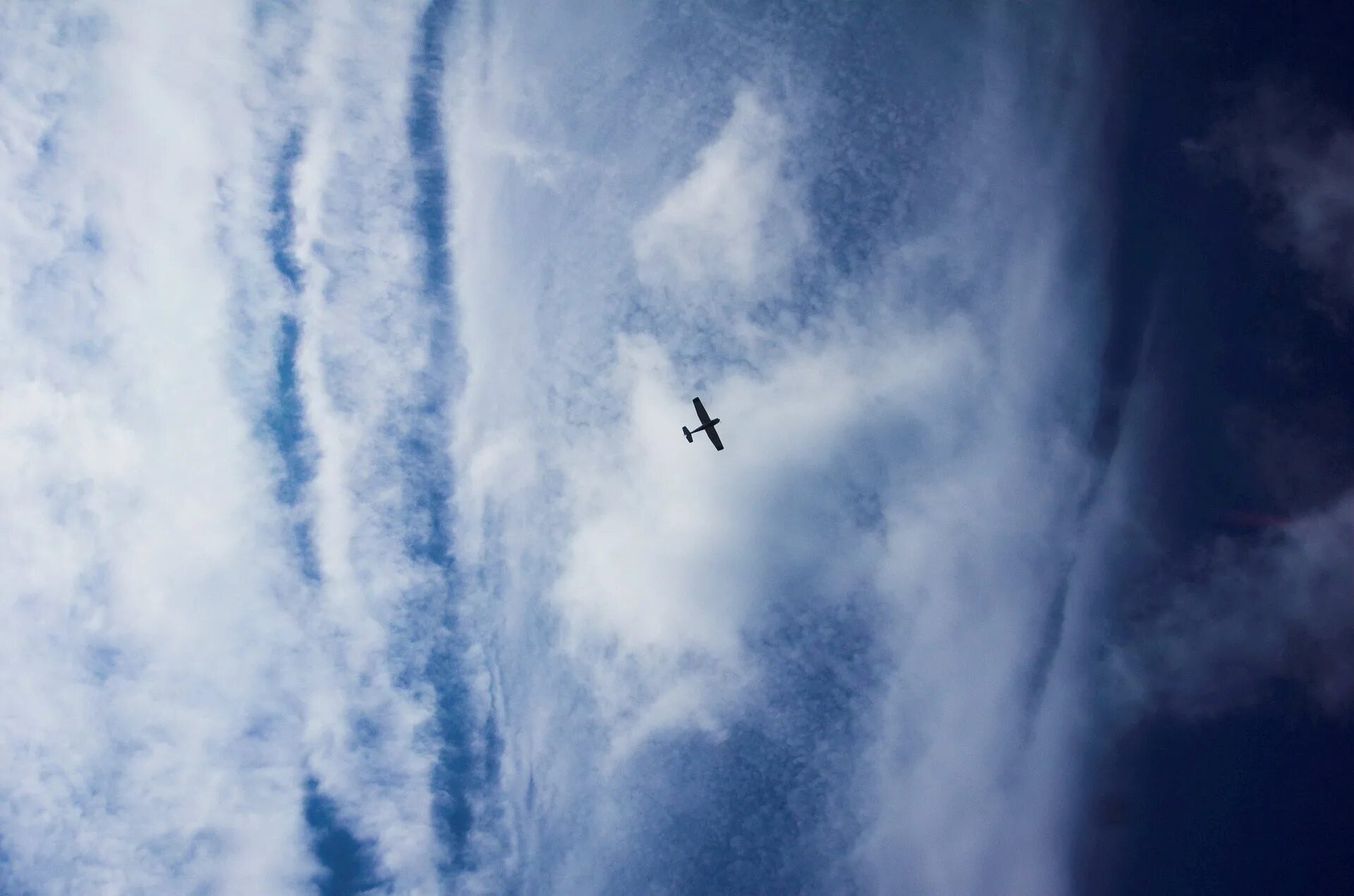 Самолеты летят в облака. Самолет в небе. Самолёт высоко в небе. Самолет в облаках. Небо высоко.