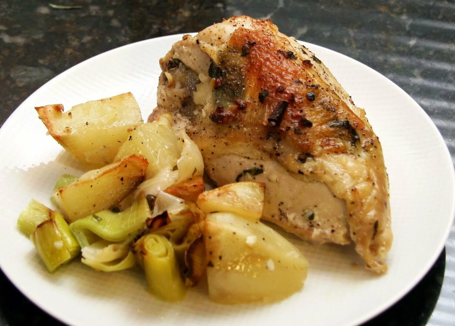 Курица с картошкой. Жареная курица с картошкой. Куриная грудка с картофелем. Жареный картофель с курицей