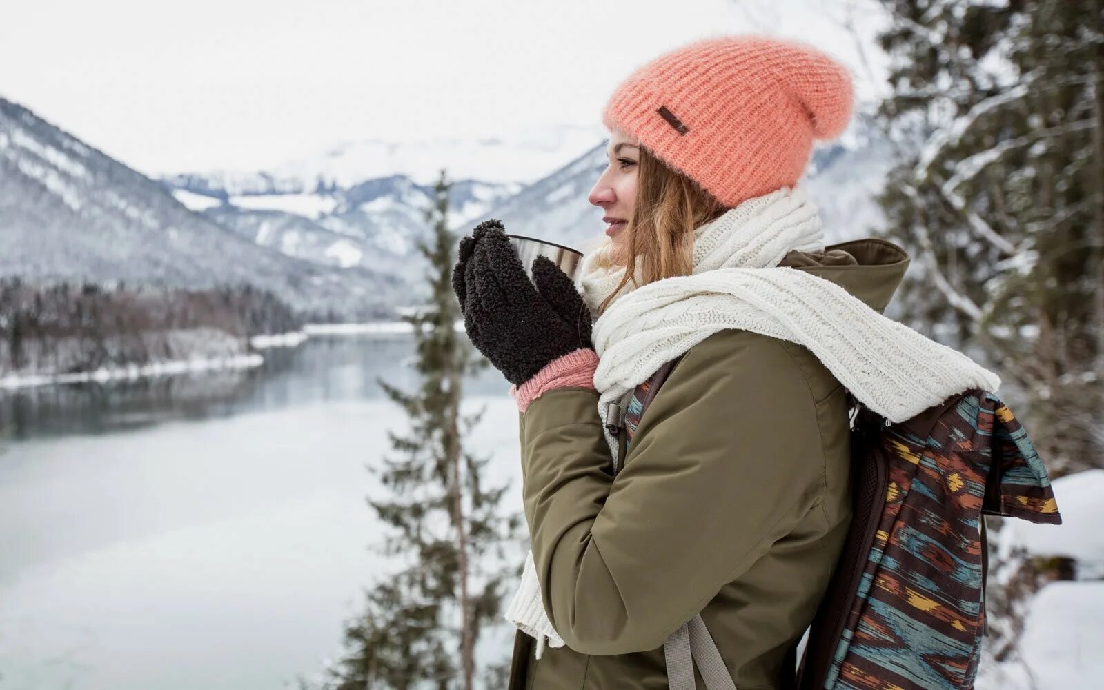 Warm hide. Тепекал Винтер. Зимняя одежда для путешествий. Фотосессия зимняя в шапке ушанке. Зима осень люди.