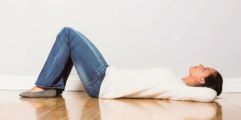 позы йоги для расслабления. перина пуховая 160х200. полезно ли лежать на полу. правильный сон на полу. поза для сна при шейном остеохондрозе.