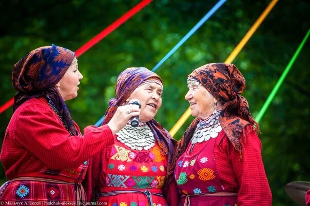 Бабушка поет. Бурановские бабушки и дедушки. Бурановские бабушки в деревне. Бабушка и дедушка поют.