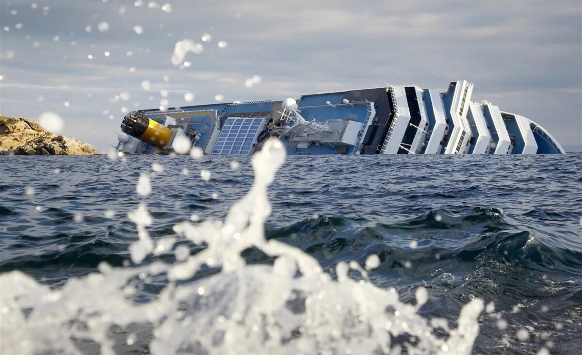 Коста Конкордия. Крушение лайнера Costa Concordia. Коста Конкордия тонет. Коста Конкордия тонет в майнкрафт.