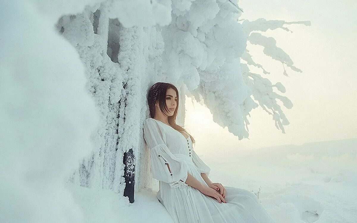 Девушка в снегу. Фотосессия зимой. Фотосессия на снегу. Зимняя фотосессия в платье.