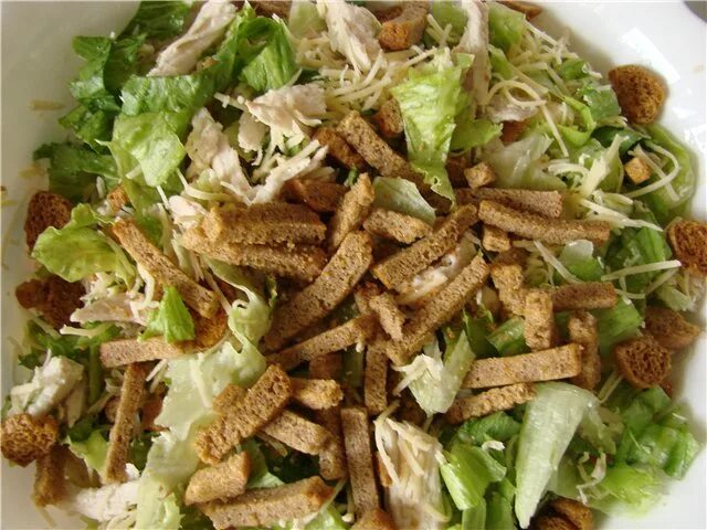 салат с сухариками и копченой колбасой. салат фасоль кукуруза с сухариками. салатик с сухариками. салат с сухарями и огурцом. салат с сухарями и огурцом.