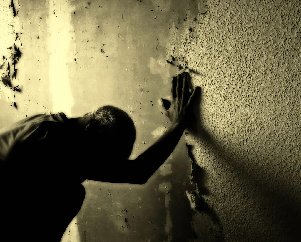 корчилась от боли когда ломали кости