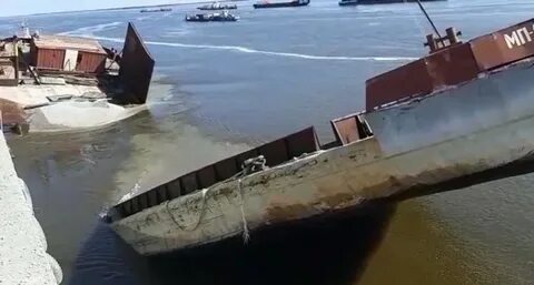 На первую баржу погрузили