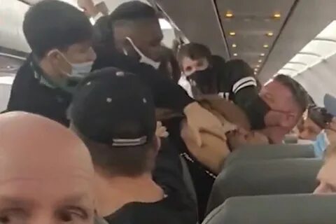 Пассажиры в самолете начали резко синеть