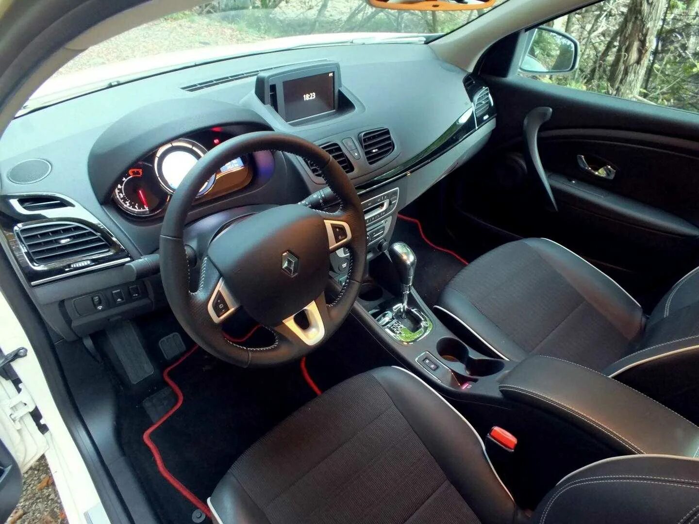 Вот такая доработка салона, кто не знаком ( было серым ) - Renault Fluence, 2 л,