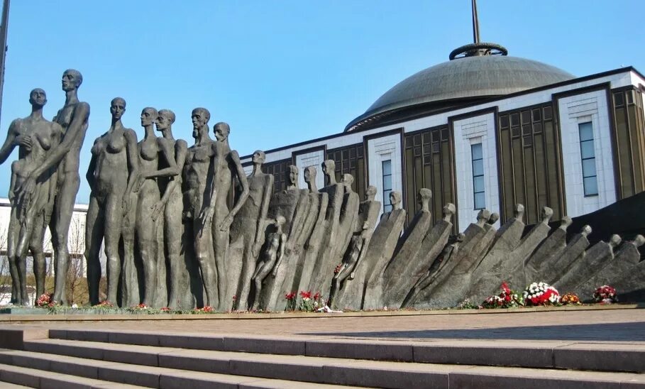 Памятник церетели в москве на поклонной горе. Памятник дружбы народов. Памятник народу. Церетели поклонная гора памятник. Памятник церетели в москве на поклонной горе.