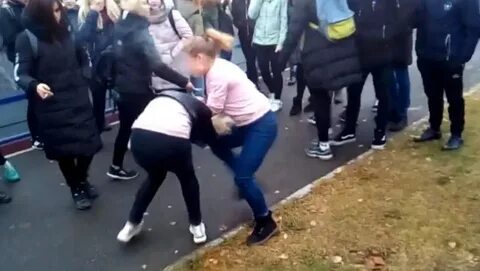 Парни затащили школьницу в бункер