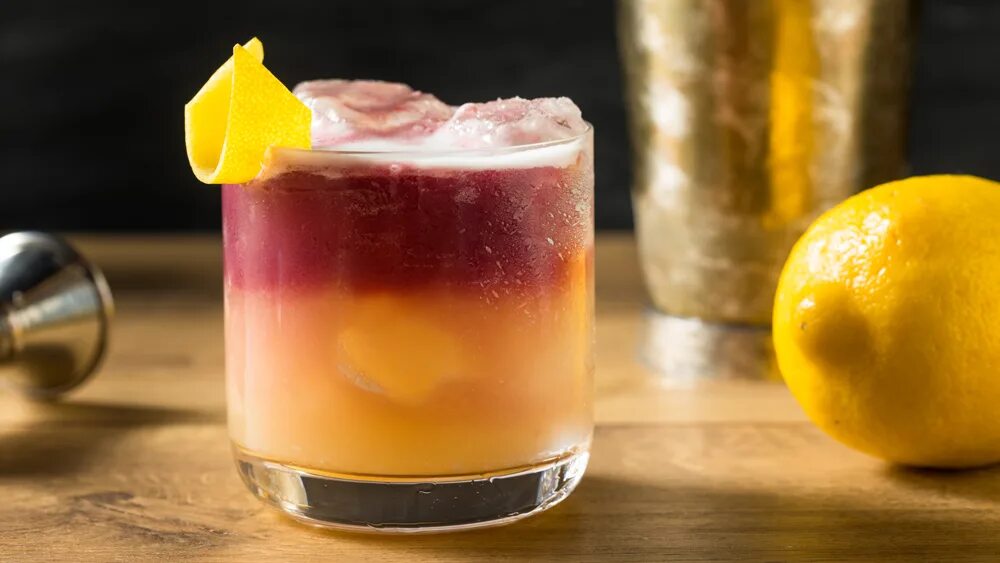 Le sour. Нью-йорк сауэр коктейль. new york sour коктейль. нью йорк сауэр рецепт. виски сауэр коктейль.