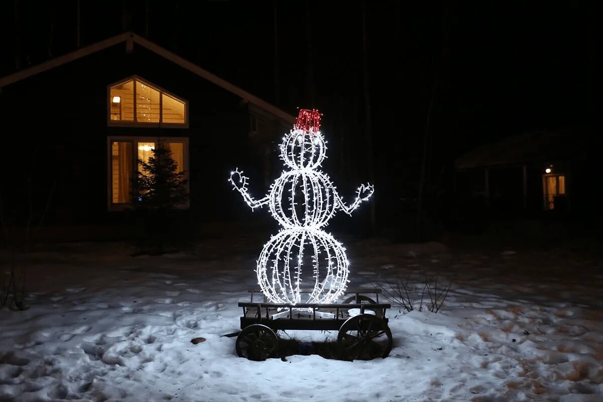 Снеговик сварной из проволоки. Плетеные игрушки для сада. Каркас снеговика из проволоки своими руками. Каркас снеговика из проволоки своими руками. Светодиодные объемные фигуры.