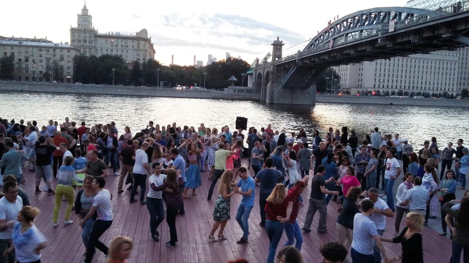 Парк горького на звонок. Танцы на набережной в парке Горького. Сальсатека в парке Горького. Парк Горького у Андреевского моста танцы. Танцплощадка в парке Горького.