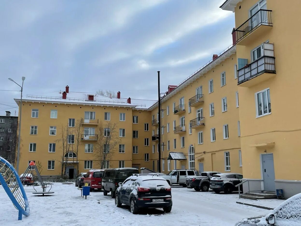 Яркая окраска фасада. Мурманск пятиэтажки. Индустриальное шоссе 27 керчь. Мурманская область ремонт в домах. Кильдинстрой мурманская.