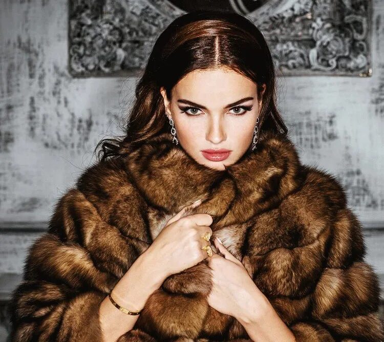 Парки с мехом арктической лисы. Дед в шубу одет наружу мех. Модные шубы. Рианна 2023. Дед в шубу одет наружу мех.