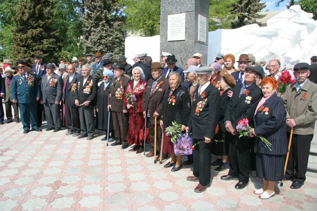 Администрация зерноградского района ростовской области. Памятники в Зерноградском районе. Памятник наступление в Зернограде. Администрация Зерноградского района. Зерноградский район Ростовской области.