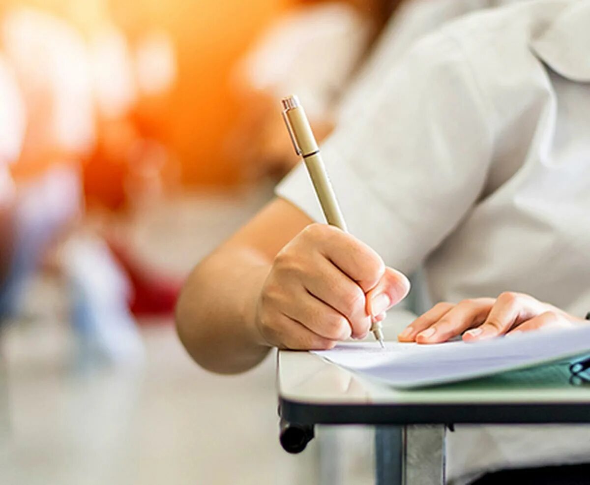 T m exam. Человек решает тест. the exam. образование теста. экзамен фон.