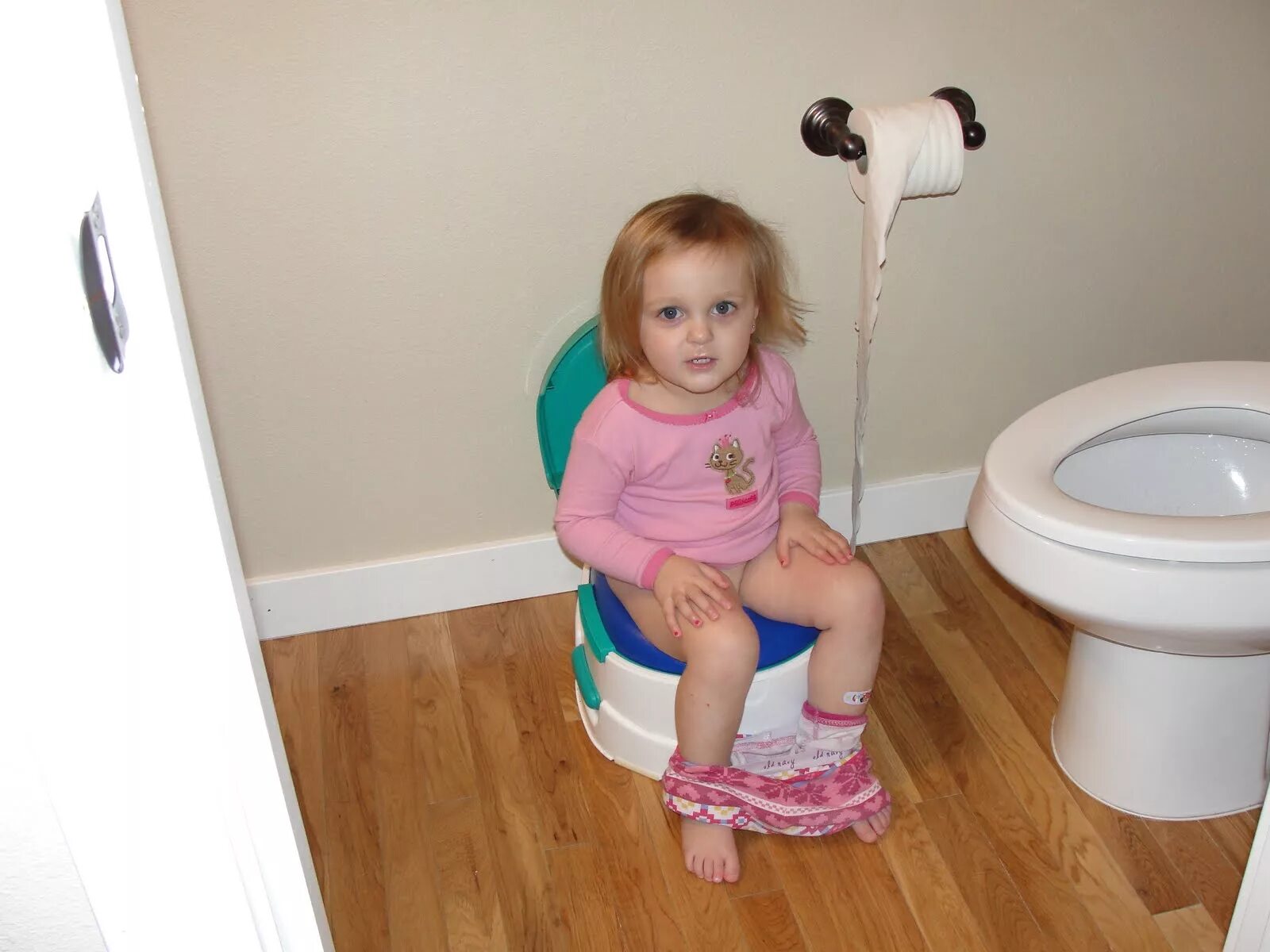 Pissing daughter. Tontarelli Potty. Potty 2012. Девочка на горшке. Potty пипи.