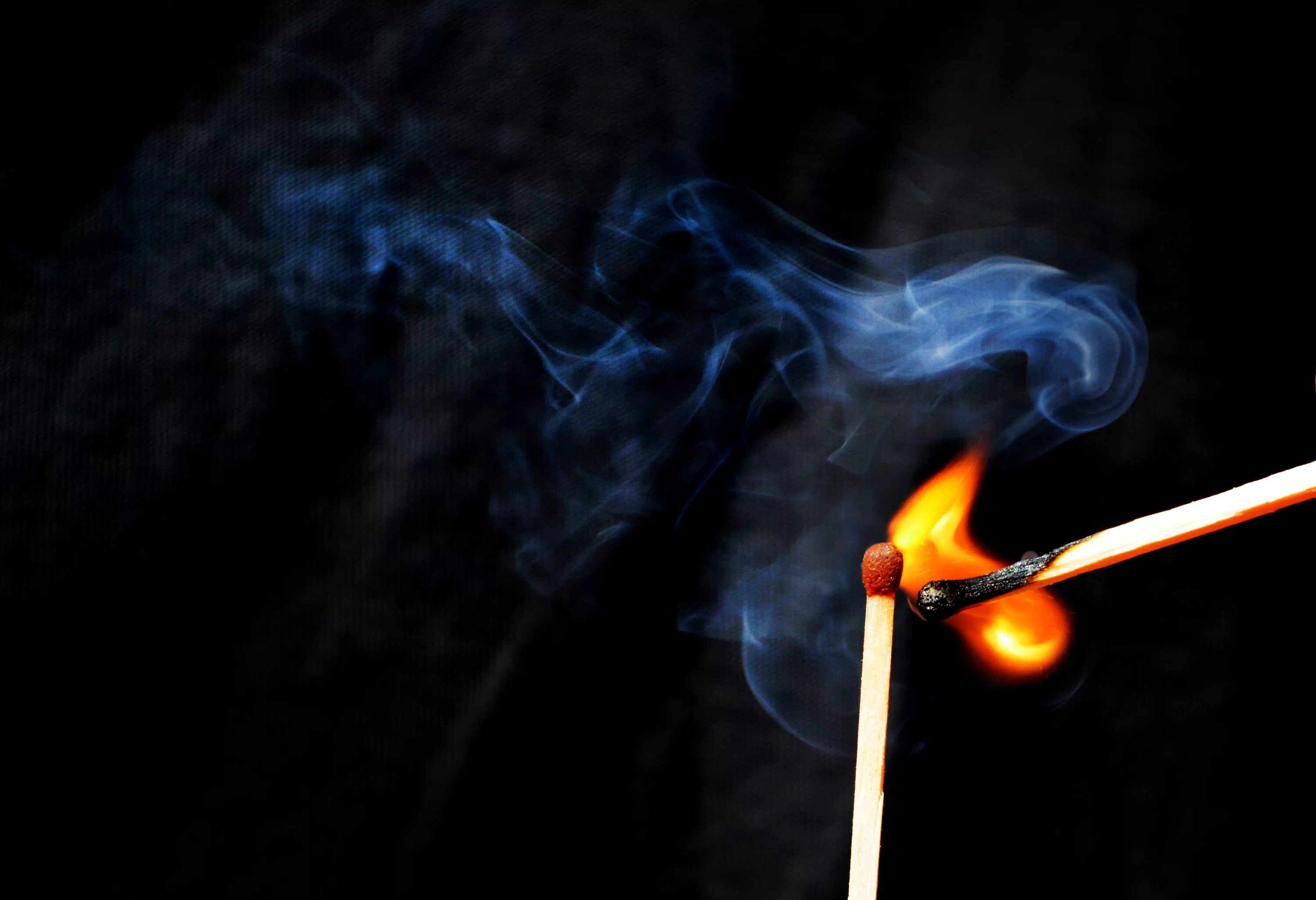 спичечный коробок и горящая спичка.