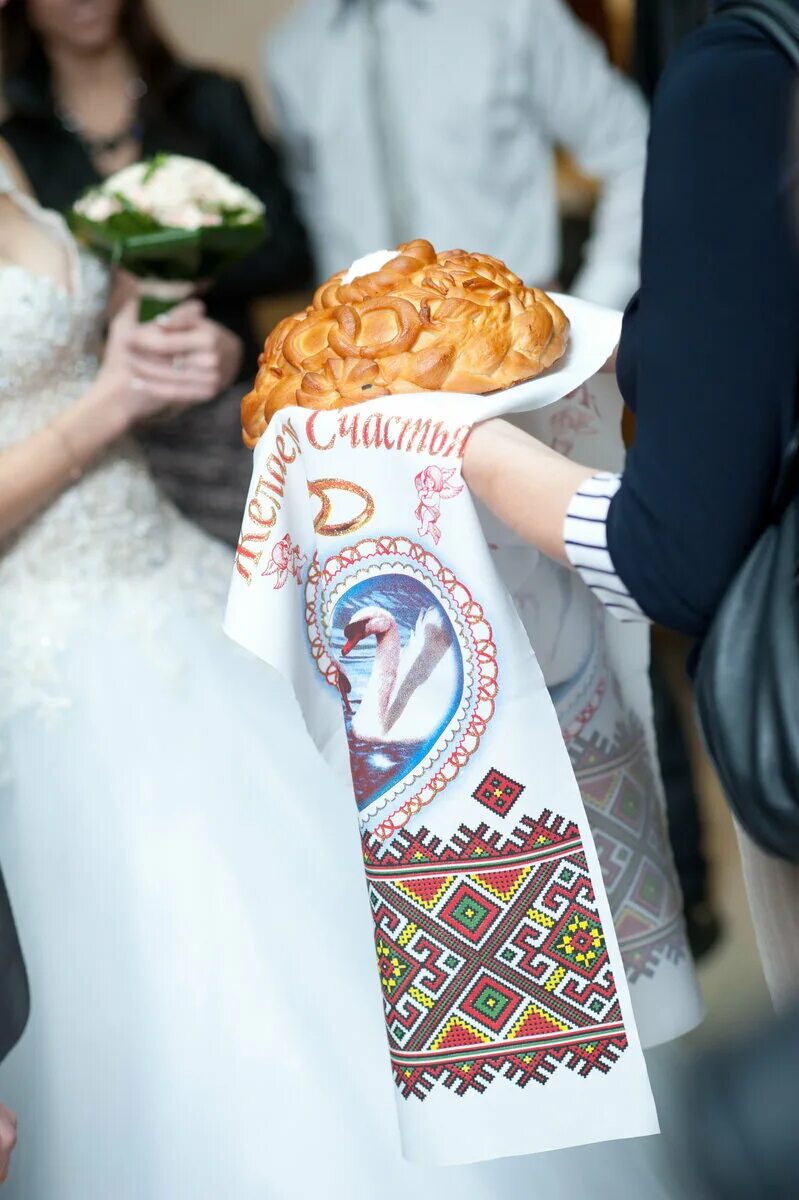Кто встречает молодых с караваем на свадьбе. Каравай на свадьбу. каравай для молодых на свадьбу. рушник для каравая. встреча родителей с караваем на свадьбе.