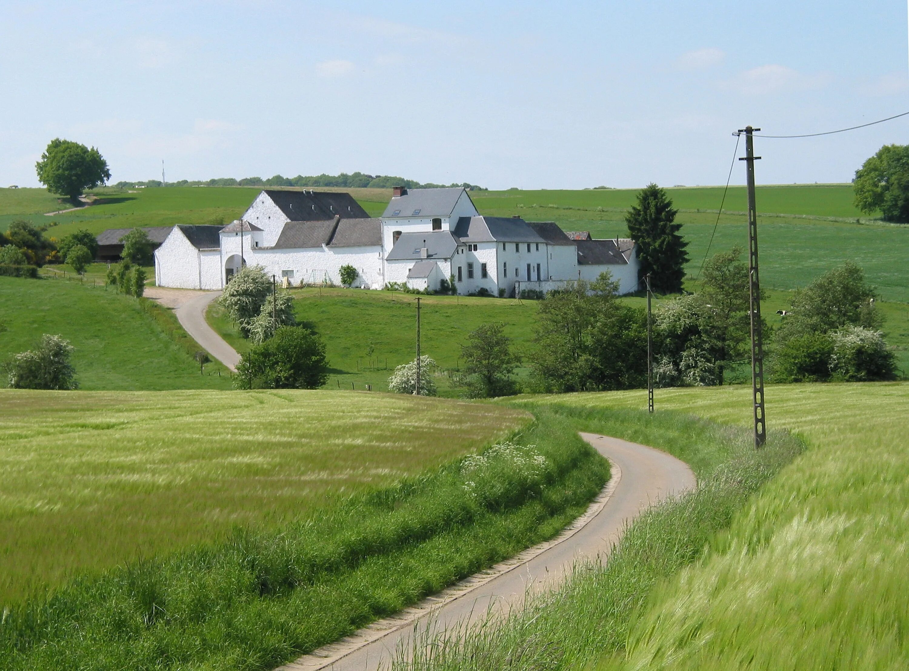 People lived living in the countryside. Сельская Бельгия. Бельгийская деревня в Бельгии. Бельгия Сельская местность. Бельгия Валлония поля.