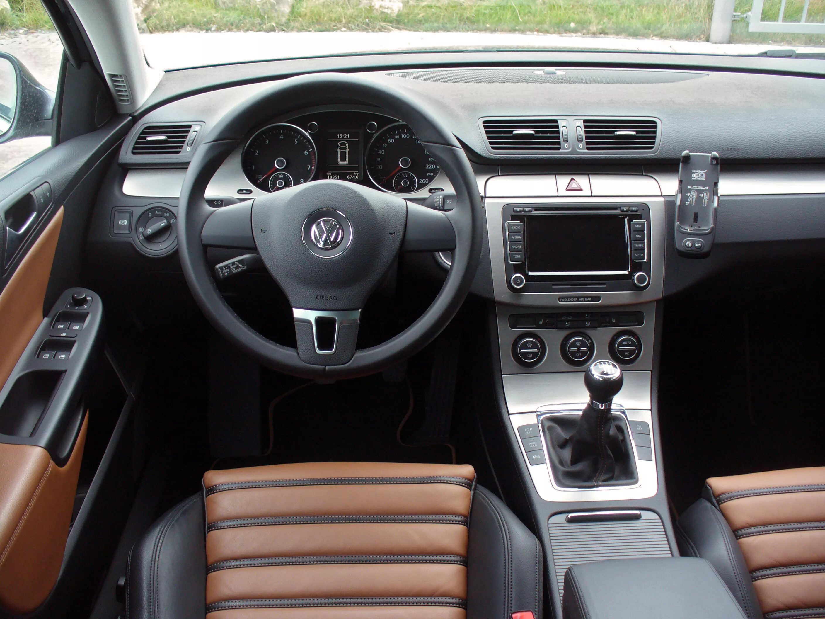 Пассат б6 2.0 автомат. Фольксваген Пассат b6 салон. Volkswagen Passat b6 Interior. Volkswagen Passat b6 салон. Фольксваген Пассат б6 2007 салон.