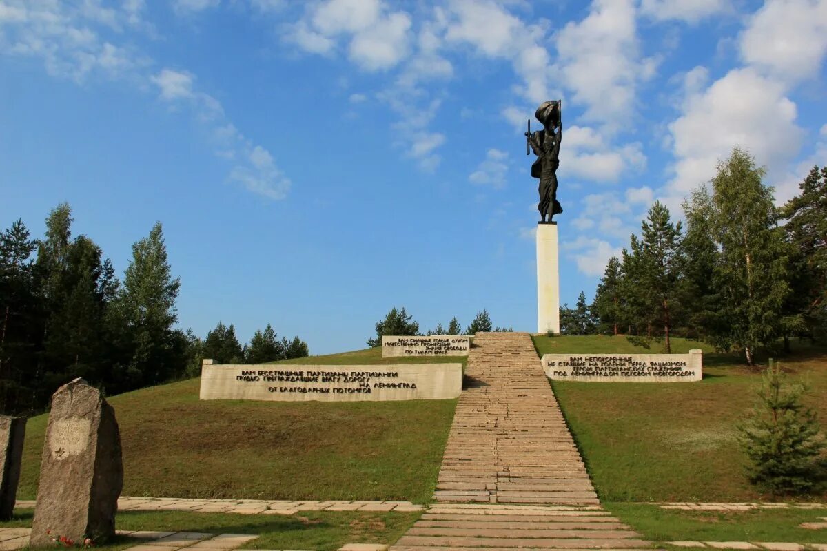 Город луги где. Партизанская Слава Луга памятник. Город Луга Ленинградской области. Город Луга город воинской славы. Памятники города Луга Ленинградской области.